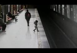 Video: bambino cade sui binari della metro, un diciottenne si lancia e lo salva