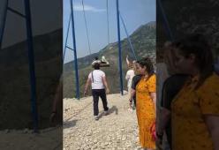 Russia: il video da brividi di due donne sbalzate fuori da un’altalena a strapiombo sul canyon 