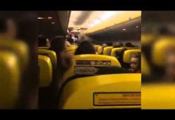 L'hostess che scatena il panico a bordo (VIDEO)