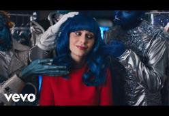 Zooey Deschanel interpreta Katy Perry nel suo nuovo video