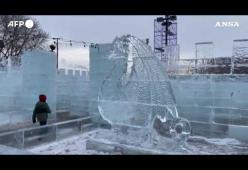 Minnesota: il ghiaccio diventa un parco giochi con scivolo e labirinto