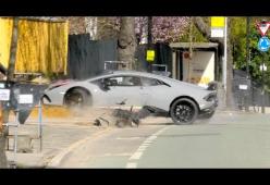 Lamborghini da 300mila euro si schianta su un muro: il video