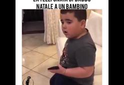 Ecco Umbertone, il bimbo mascotte del Napoli che sta facendo impazzire tutti