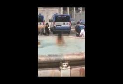  
Una donna si spoglia e si tuffa nuda nella fontana davanti Palazzo Chigi 

