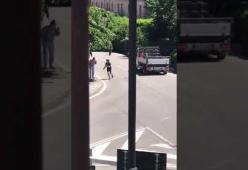 Ciclista non dà la precedenza e un pedone lo punisce in maniera epica