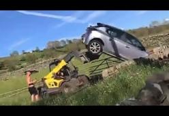 Lascia l’auto davanti all’ingresso di un terreno, gliela portano via con la scavatrice

