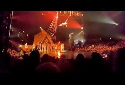 Acrobata del Cirque du Soleil precipita a terra durante l’esibizione e muore