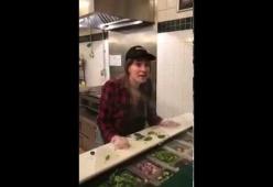 Il video dell'impiegata di un fast food scoperta a sputare nel panino