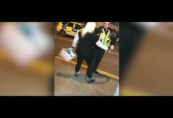 Donna ubriaca "twerka" con un poliziotto: ecco com'è finita