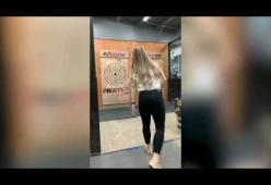 Lancia l'ascia contro il bersaglio, ma qualcosa va storto: il video shock