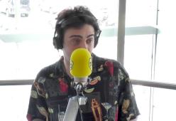 Michele Bravi saluta 105 Take Away cantando "Il Diario Degli Errori"