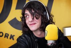 Francesco Motta presenta "Vivere o morire": "Per me scrivere canzoni è una terapia"