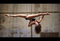 La ballerina di pole dance che sfida la gravità