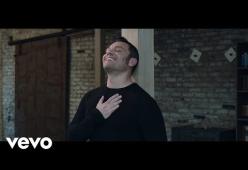 Tiziano Ferro: ecco il video ufficiale di In mezzo a questo inverno