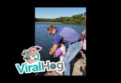 Regala la canna da pesca di Frozen alla figlia e lei pesca un super pesce [video]