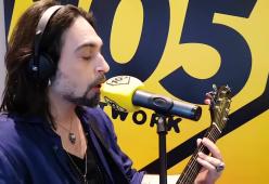 Francesco Sarcina a 105 Take Away: ecco la versione acustica di "Così sbagliato"