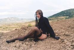 Arisa e il suo look da urlo: velo e autoreggenti