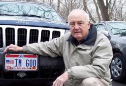 USA, fa causa allo Stato e vince: ora può scrivere "Io sono Dio" sulla targa dell'auto