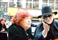 Morgan fotografato a Milano con la fidanzata (incinta) e la madre