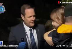 Ecco il video del salvataggio di Cleo Smith, la bimba scomparsa in Australia
