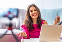 “Deinfluencer”, la tendenza che combatte il consumismo su TikTok