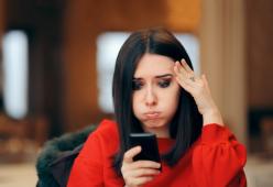 Una dipendente blocca il suo capo dopo essere stata contattata nel giorno libero