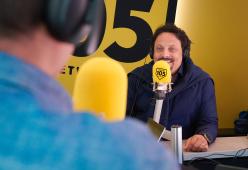 Enrico Brignano e il suo primo incontro con Maurizio Costanzo 