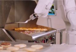 Questo robot cucina gli hamburger (e sostituisce l'uomo) per 3$ l'ora