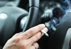 
Possibili modifiche al Codice della Strada: non si fuma in auto, neanche se si è da soli
