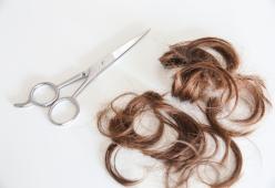 Maestra taglia i capelli in classe alla bimba: il papà chiede risarcimento stratosferico
