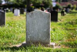 Va al cimitero a trovare la suocera ma la lapide gli cade addosso uccidendolo