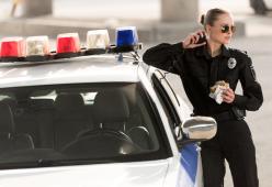 Poliziotta gira un filmino hot in servizio e lo manda al partner: licenziata