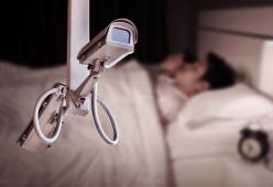 Mette una telecamera nascosta in casa della nuora: quando lo scopre si infuria