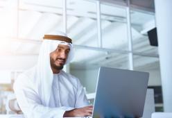 Emirati Arabi: la settimana lavorativa diventa di 4 giorni e mezzo