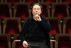 Alla Scala squilla un telefono durante il concerto. Chailly interrompe tutto: “Risponda pure”