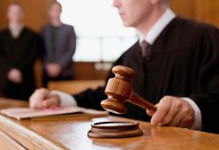 Disoccupato a 41 anni trascina i genitori in tribunale per chiedere il mantenimento a vita
