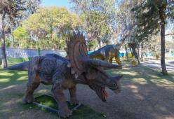 Barcellona. finisce con la testa dentro un dinosauro finto e muore