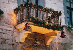 Coronavirus, si riaccendono le luci di Natale per ridare speranza