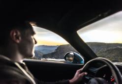 Ubriaco abbandona la moglie in autostrada dopo la lite