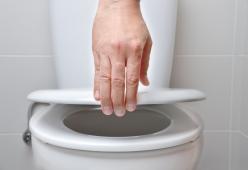 I bagni pubblici sono davvero pieni di batteri? Sì, ma anche il vostro smartphone lo è
