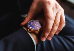 Napoli: orologio di cortesia antiscippo per i turisti 

