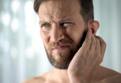 Ha male all’orecchio e scopre di avere un’infestazione di vermi carnivori nel timpano