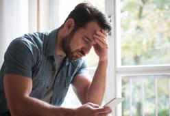 Uomo fa causa all’app di incontri: troppe poche donne single 
