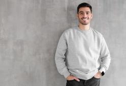 Sai perché alcuni maglioni hanno una “V” ricamata sul collo? 