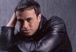 Enrique Iglesias oggi compie 45 anni (ma non li dimostra)