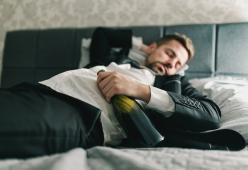 Manager si intrufola a casa di una sconosciuta ubriaco e si addormenta nel suo letto