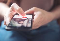 Ragazza pretenziosa cerca su Tinder fidanzato con un membro di 17 centimetri (almeno)  