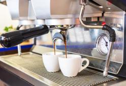 Torna al bar dopo la quarantena e decide di pagare un caffè 50 euro per aiutare i baristi