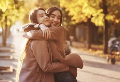 In Inghilterra via libera agli abbracci ma con buonsenso
