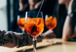 Coronavirus, aperitivo condominiale clandestino con ragazza positiva: fioccano le multe